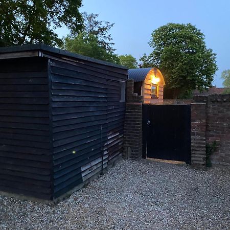 Отель Gatwick Hideaway Hut Чарлвуд Экстерьер фото