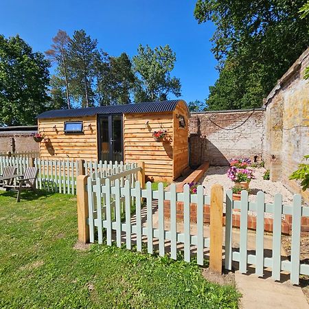 Отель Gatwick Hideaway Hut Чарлвуд Экстерьер фото