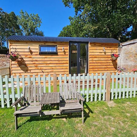 Отель Gatwick Hideaway Hut Чарлвуд Экстерьер фото