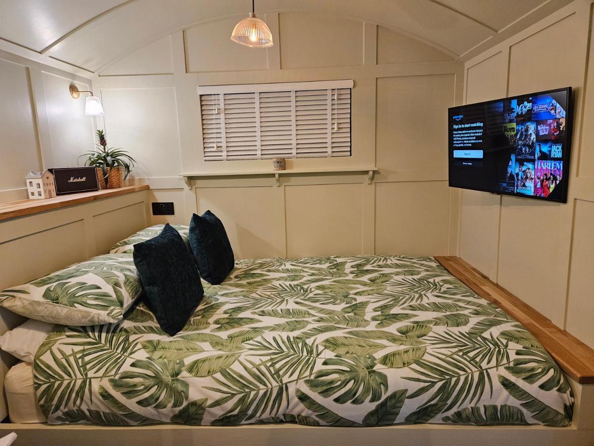 Отель Gatwick Hideaway Hut Чарлвуд Экстерьер фото