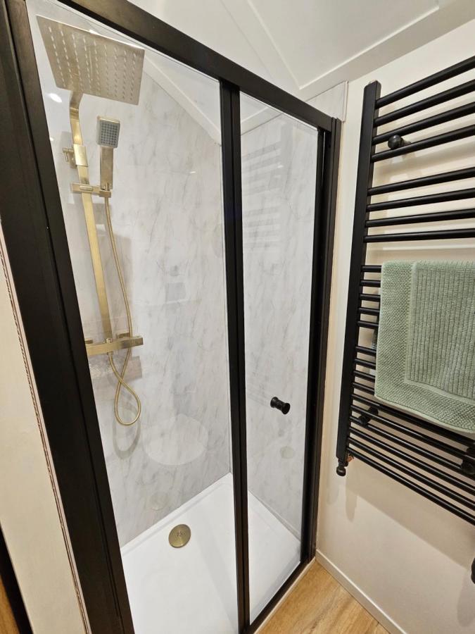 Отель Gatwick Hideaway Hut Чарлвуд Экстерьер фото