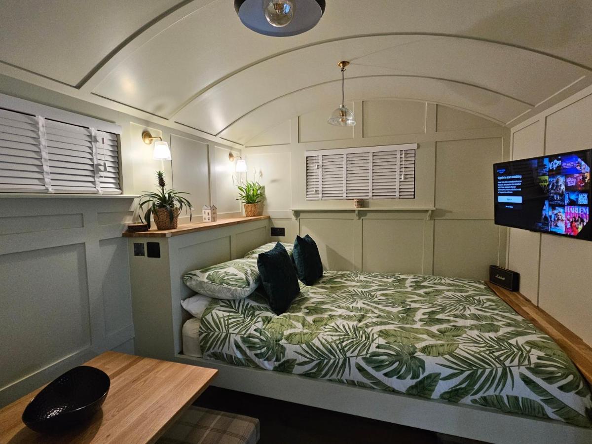 Отель Gatwick Hideaway Hut Чарлвуд Экстерьер фото