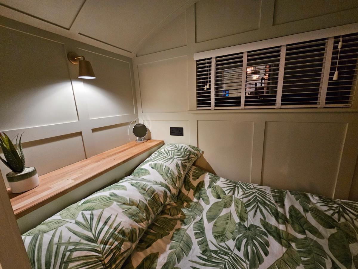 Отель Gatwick Hideaway Hut Чарлвуд Экстерьер фото