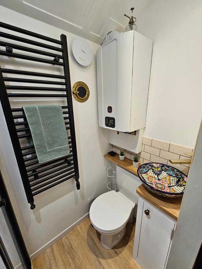 Отель Gatwick Hideaway Hut Чарлвуд Экстерьер фото