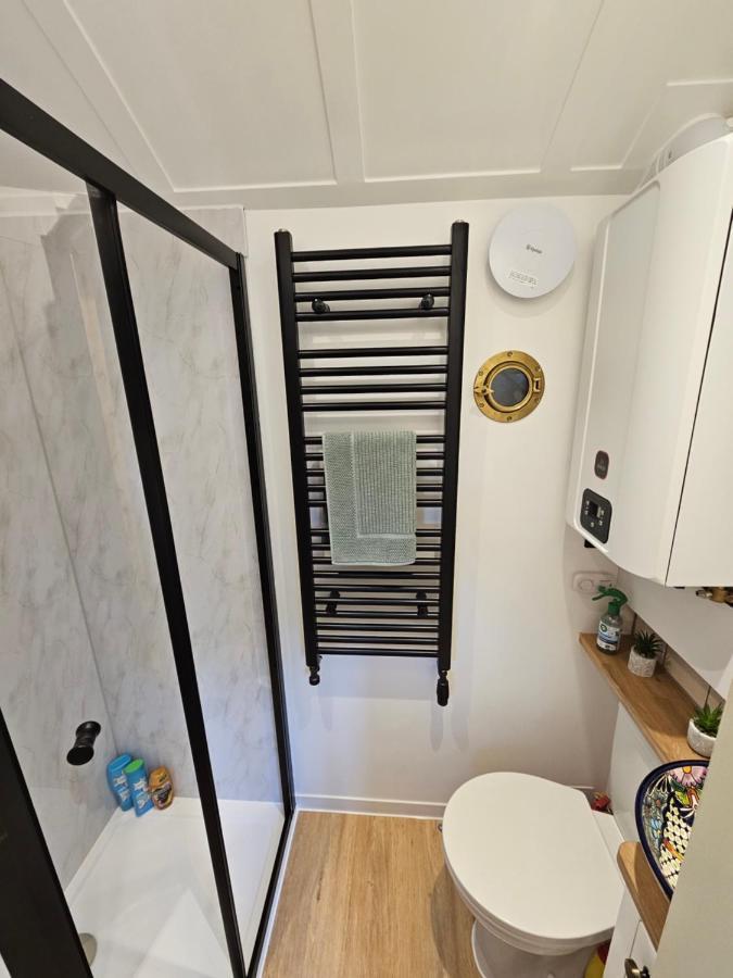 Отель Gatwick Hideaway Hut Чарлвуд Экстерьер фото