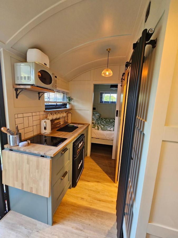 Отель Gatwick Hideaway Hut Чарлвуд Экстерьер фото