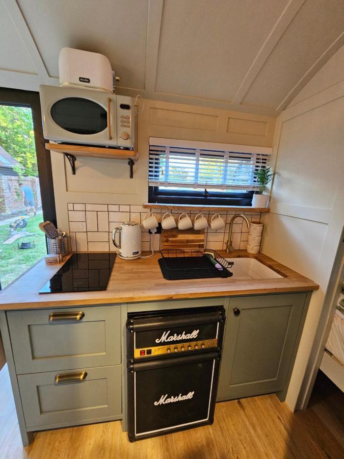 Отель Gatwick Hideaway Hut Чарлвуд Экстерьер фото