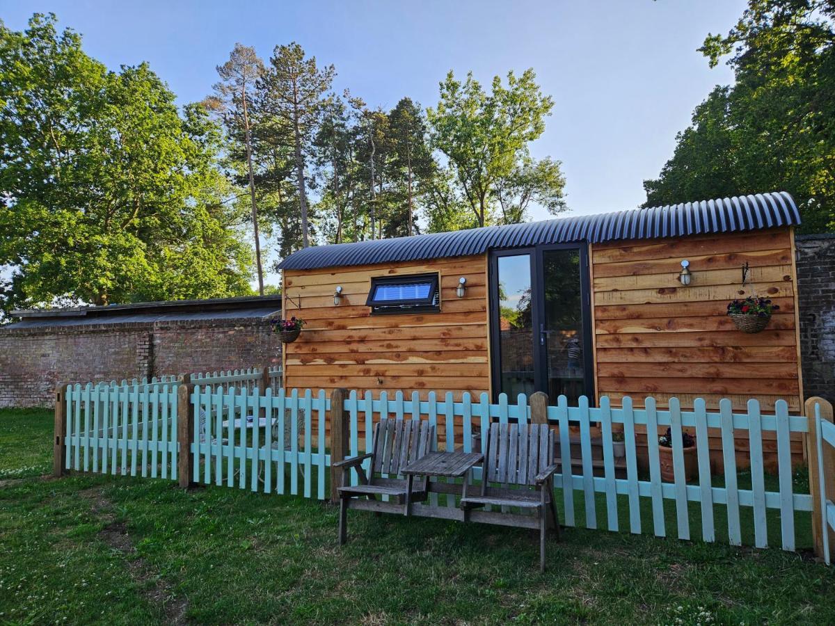 Отель Gatwick Hideaway Hut Чарлвуд Экстерьер фото