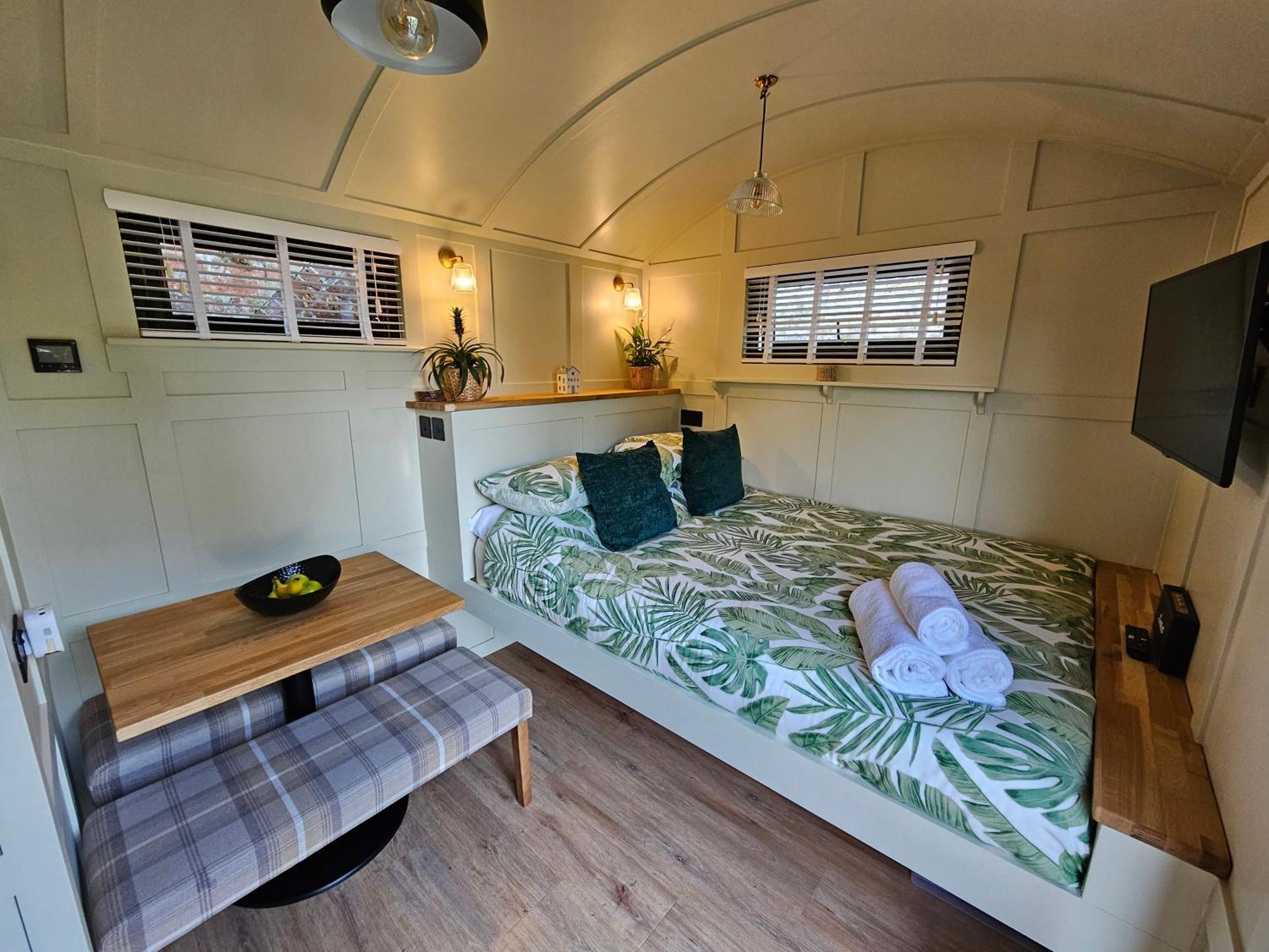 Отель Gatwick Hideaway Hut Чарлвуд Экстерьер фото