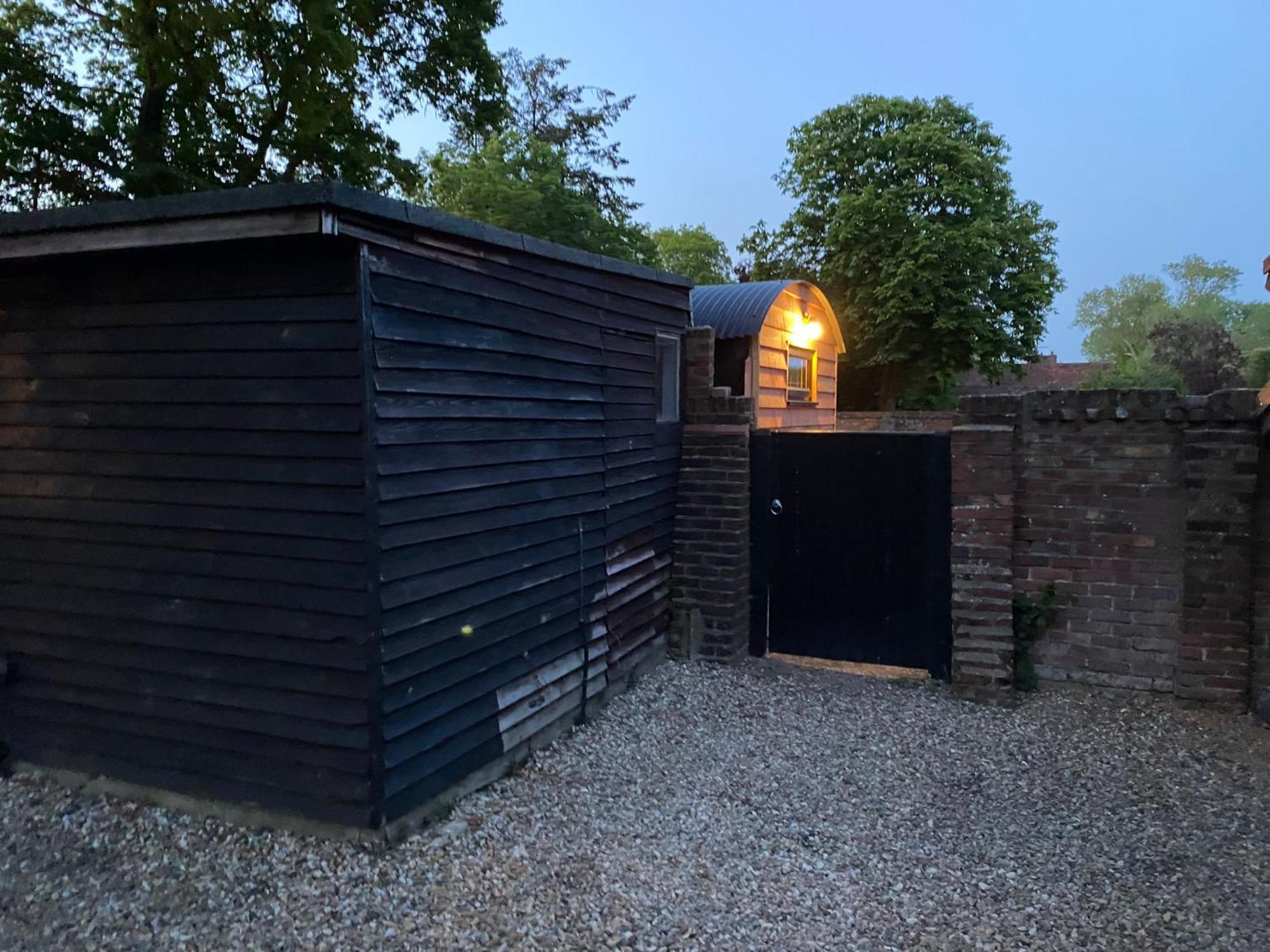 Отель Gatwick Hideaway Hut Чарлвуд Экстерьер фото
