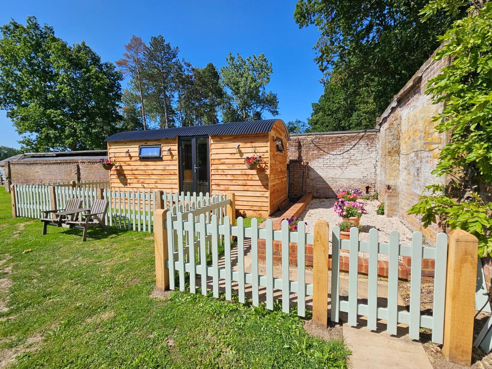 Отель Gatwick Hideaway Hut Чарлвуд Экстерьер фото